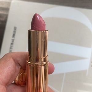 Charlotte Tilbury K.I.S.S.I.N.G. the dutchess lipstick